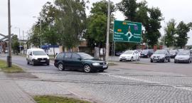 Podwójna ciągła dla skręcających na cmentarz