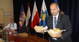 Burmistrz wrócił z urlopu. Veseli w ratuszu. Vdolečky rozpływały się w ustach (zdjęcia i film)