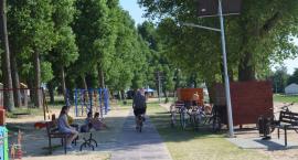 Plaża w Rogowie. Czysta woda, spacery, gorący piasek i pomost do selfie