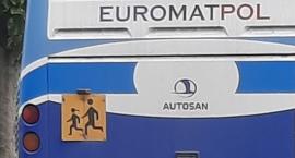Rodzice boją się o bezpieczeństwo swoich dzieci w czasie dowozu do szkoły w Rogowie. Autobus prowadzi 79-letni kierowca 