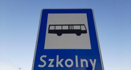 79-letni kierowca autobusu szkolnego jeździ inną trasą, ale nadal dowozi dzieci do szkoły w Rogowie