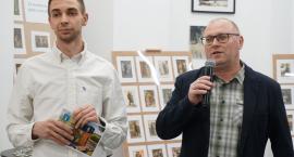 Dziewczyny z tamtych lat. Wystawa pocztówek Adama Lubawego w Wieży Ciśnień (wideo + zdjęcia)