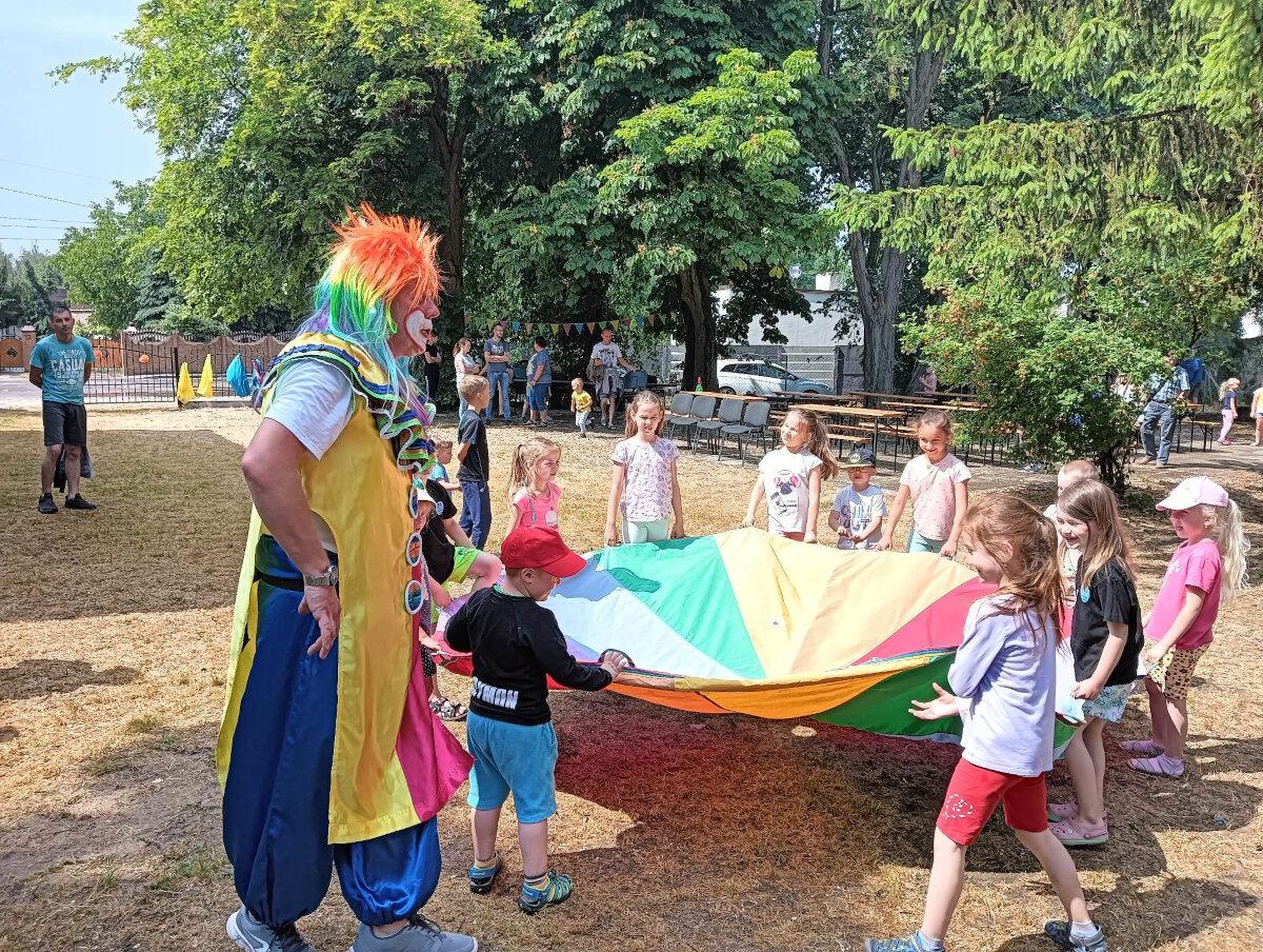 Piknik w Sławsku Dolnym. Gdy lunął deszcz - w świetlicy, gdy wyszło słońce - na placu