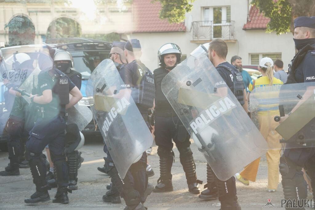 Dużo policji. Niespokojnie na stadionie. Kibice Elany nie weszli, kibice Pogoni nie mogli wyjść (wideo + zdjęcia)