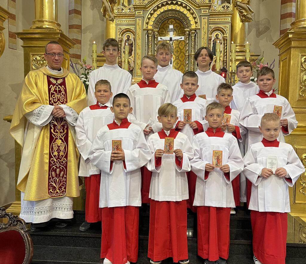 Odpust w parafii św. Trójcy w Strzelnie. Nowi ministranci i lektorzy