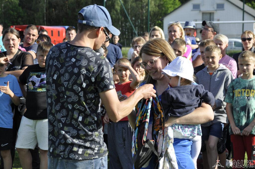 Gminny Dzień Dziecka na boisku sportowym (wideo + zdjęcia)