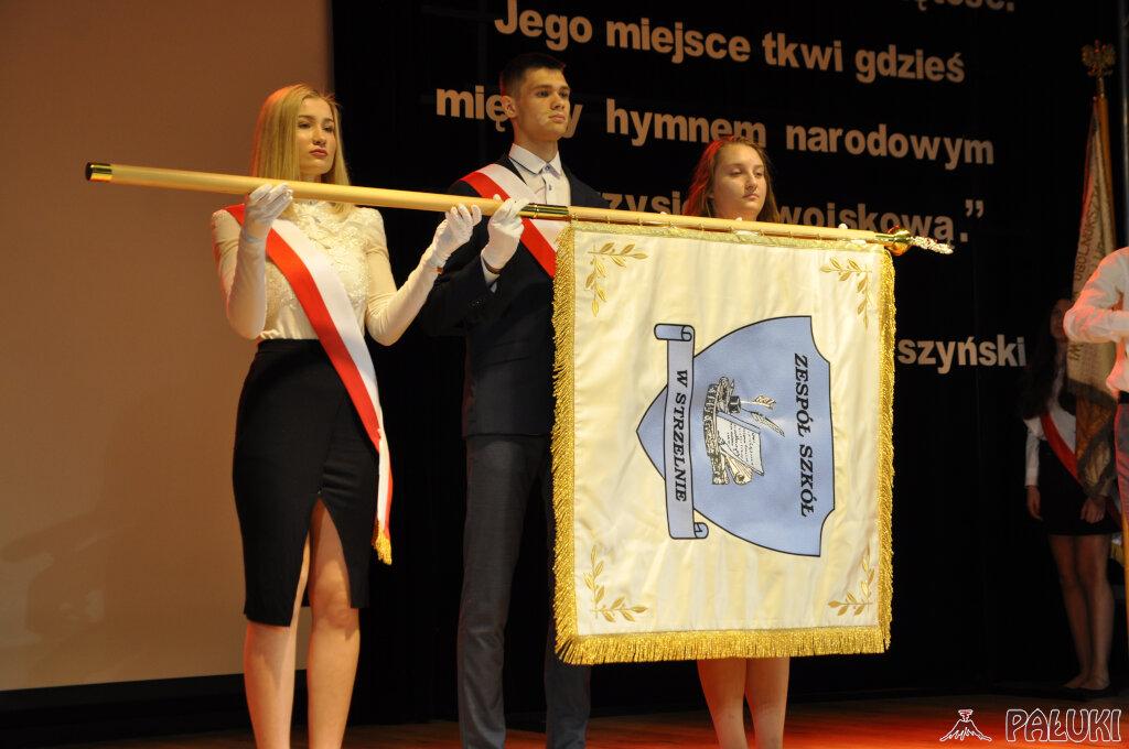 Poświęcenie i przekazanie nowego sztandaru ZS w Strzelnie (wideo + zdjęcia)