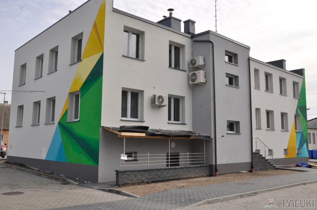 Geometryczne murale na jeziorańskich budynkach