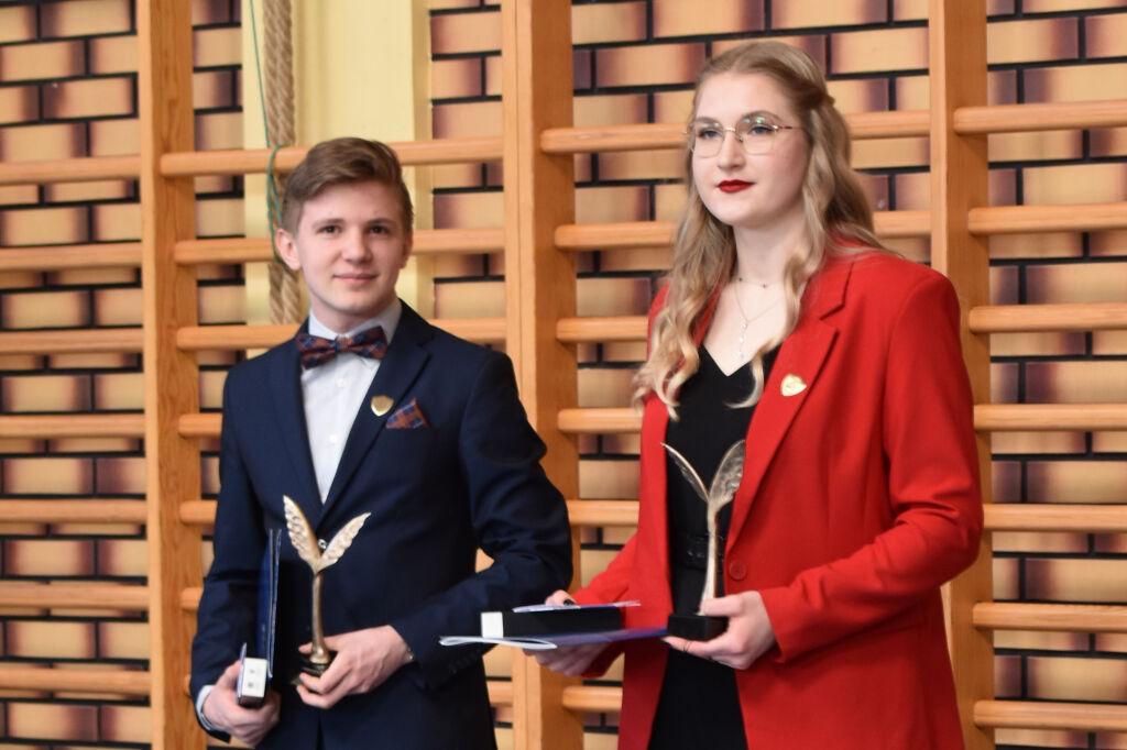 Klasy maturalne pożegnały szkołę. Statuetki najlepszych uczniów otrzymali Marta Grodzka i Maciej Andrzejewski