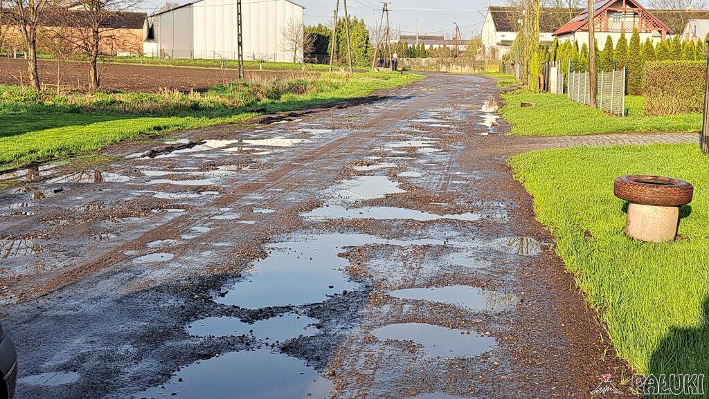 Objazd doprowadził do ruiny powiatową drogę w Sławsku Dolnym (wideo)