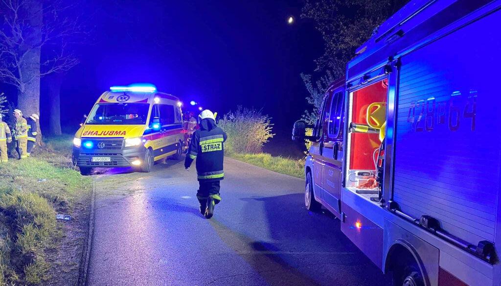 Kierowca bmw zakończył jazdę na drzewie