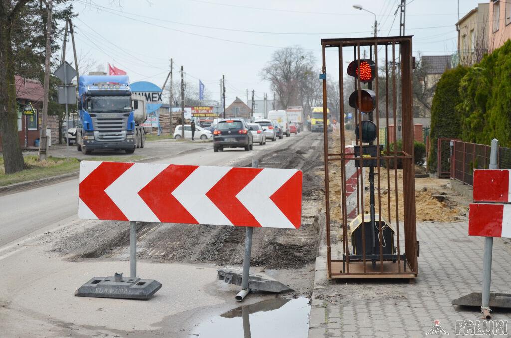 Kto wjeżdża na czerwonym świetle - policja wręcza mandaty i punkty karne