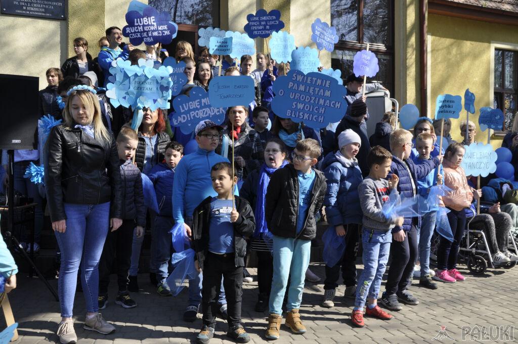 Nie bądźmy zieloni - bądźmy niebiescy. Solidarni z autyzmem (wideo + zdjęcia)