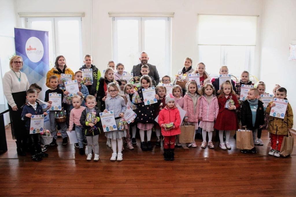 Trzemeszno. Koszyczki wielkanocne pełne kolorowych pisanek