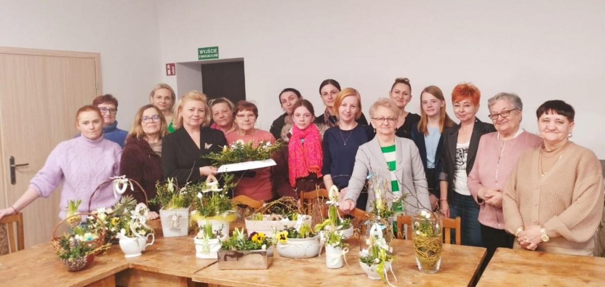 Strzelce: kompozycje kwiatowe na wielkanocny stół