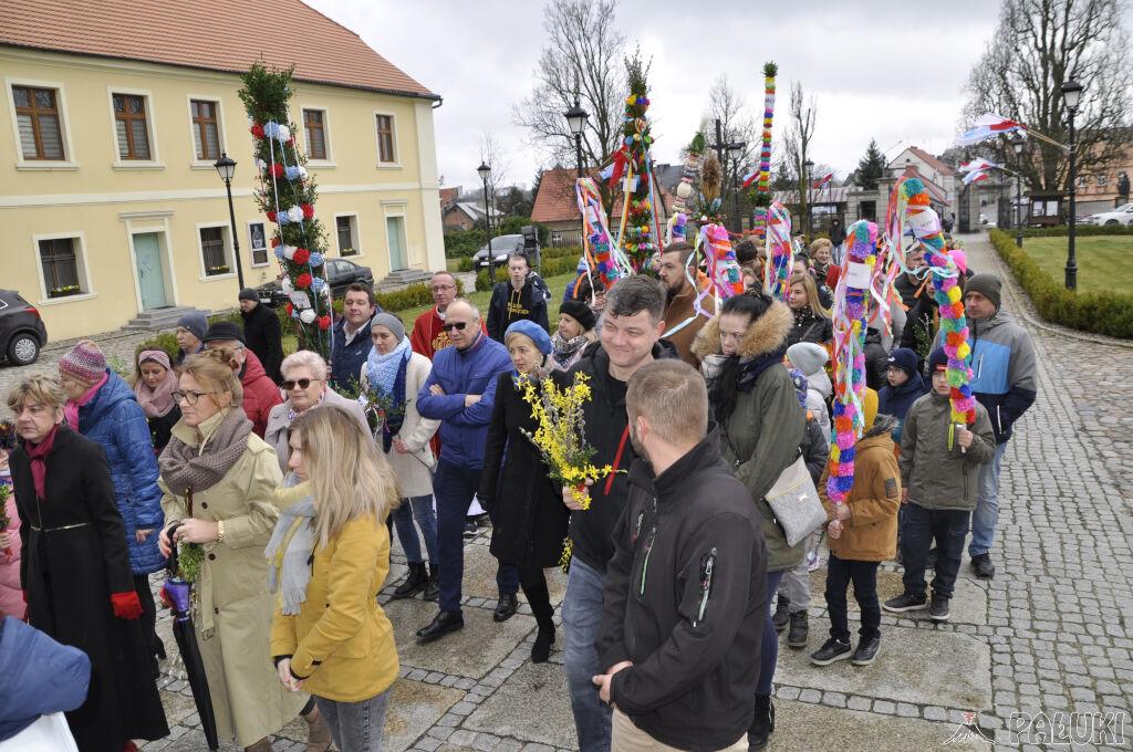 Strzelno. Korowód palm przeszedł z rynku do bazyliki. Obchody Niedzieli Palmowej (wideo + zdjęcia)
