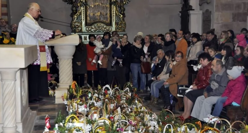 Święconki u stóp ołtarza