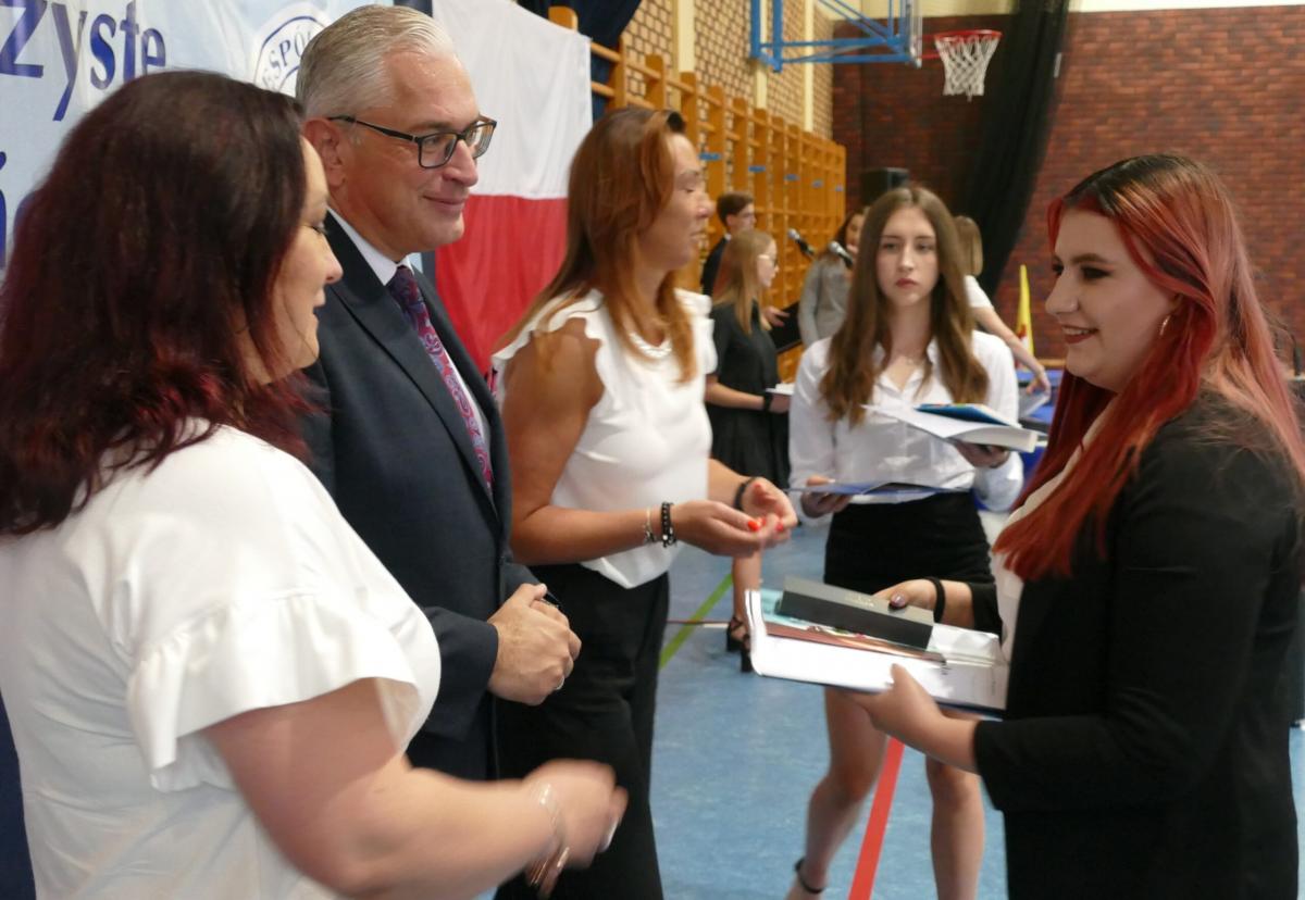131 uczniów mogileńskiego Zespołu Szkół otrzymało świadectwa z wyróżnieniem