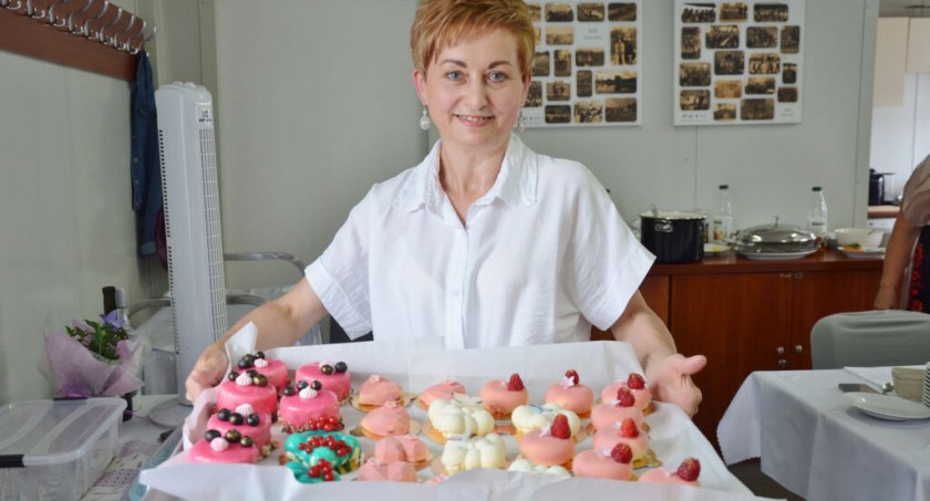 Wspólne chwile seniorów przy stole ze smakołykami