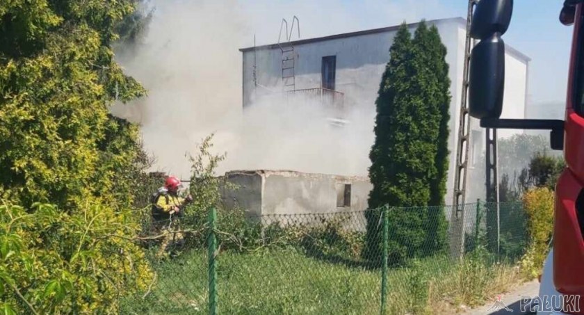 Pożar śmieci w Mogilnie na styku Paderewskiego i Chopina