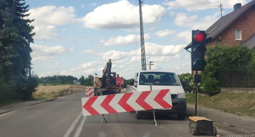 Mogilno, ul. 900-lecia. Remontują przejazd nieczynnej linii kolejowej