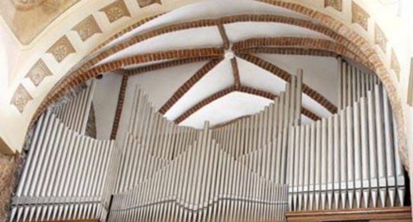 Trzemeszeńscy mnisi przepisują traktat Witruwiusza, a mogileńscy architeci bazyliki wykorzystują go
