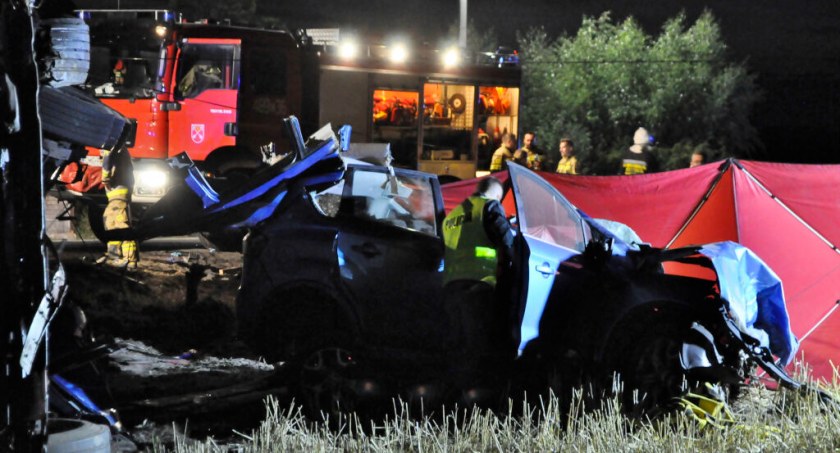 W naczepie volvo pękła opona. 1 osoba nie żyje, 5 odwieziono do szpitali (zdjęcia)
