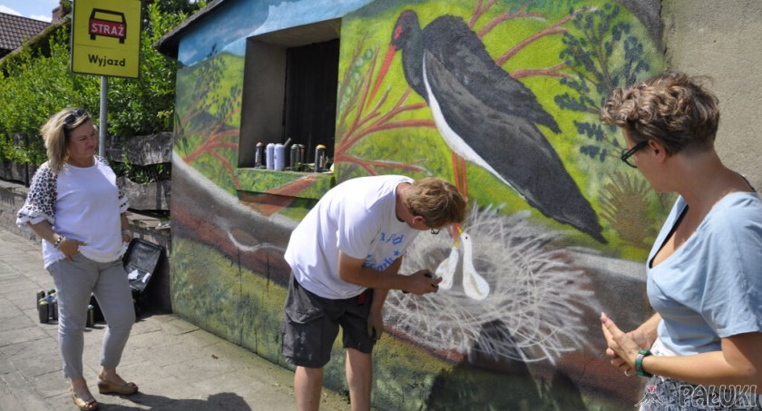 Mural z czarnym bocianem w roli głównej (wideo)