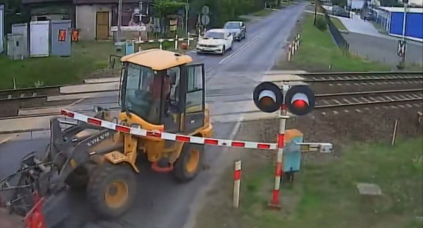 Tyłem wjechał na przejazd kolejowy i zamknęły się rogatki (wideo)