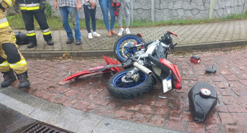 Zderzenie motocykla z autem na rondzie w Ostrowie