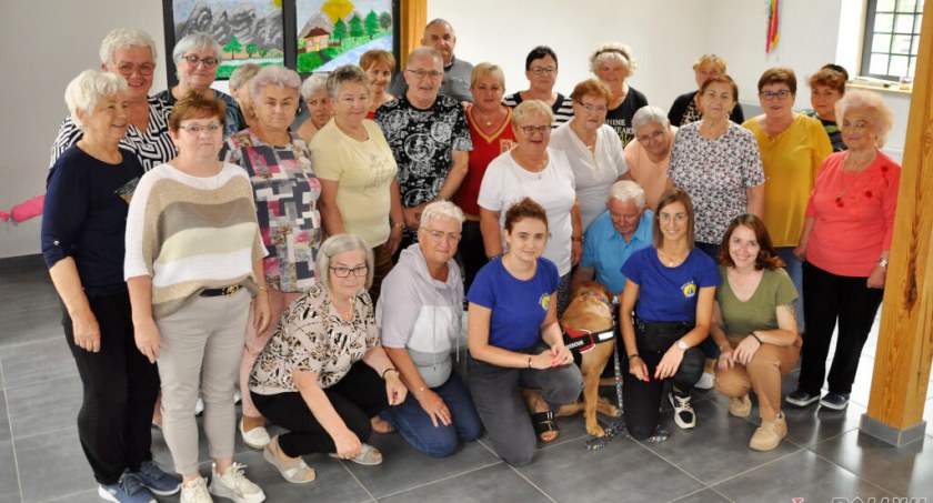 Seniorzy przeżyli dzień z labradorem Lucky (wideo + zdjęcia)