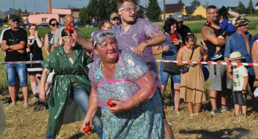 400 porcji darmowej pomidorówki zniknęło w 40 minut (wideo + zdjęcia)