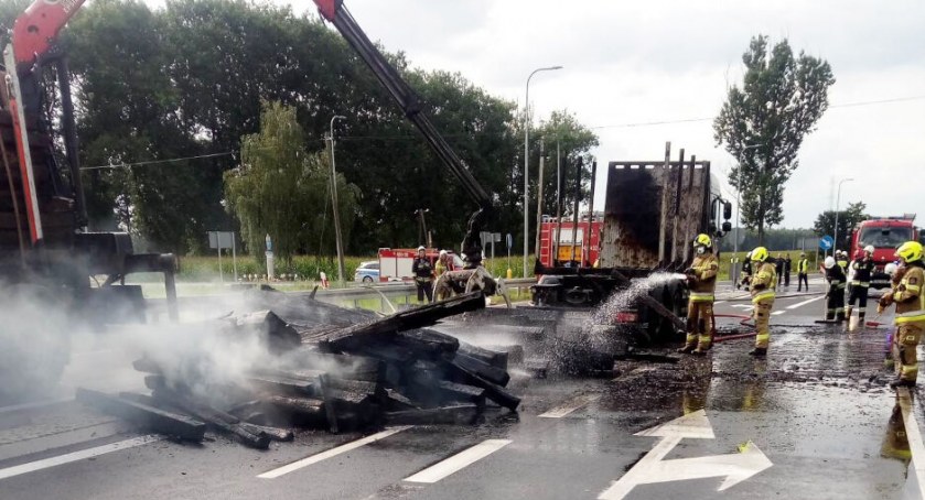 Na drodze krajowej kierowca ciężarówki gubił palące się podkłady kolejowe