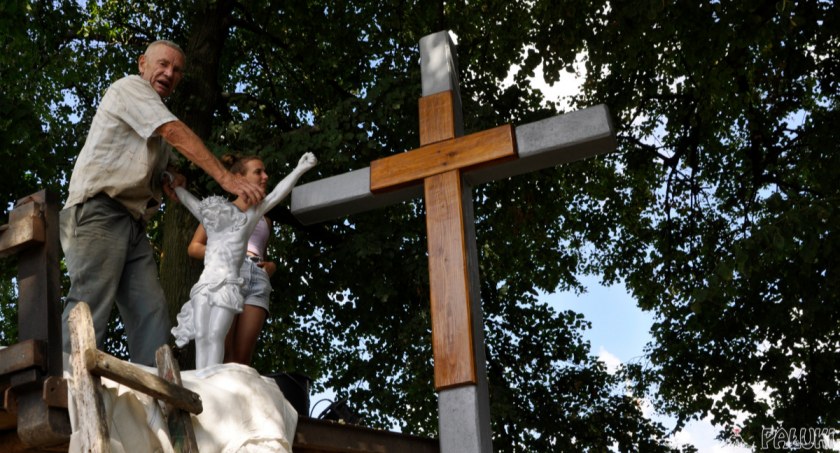 Ostatnia inwestycja w Goryszewie przed dożynkami. Mieszkańcy odnowili krzyż