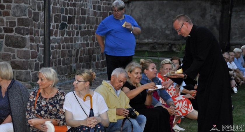 Popielgrzymkowe wspomnienia na klasztornym wirydarzu (wideo + zdjęcia)