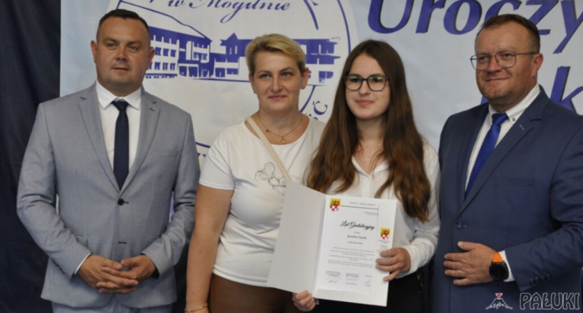 Stypendium starosty i prezesa fundacji po 400 złotych dla 110 uczniów (zdjęcia)