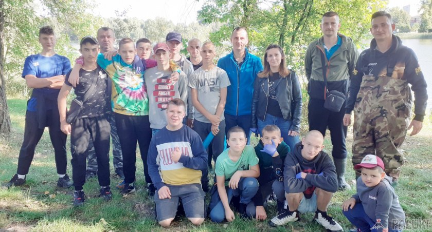 Sprzątali brzeg Jeziora Mogileńskiego. Zebrali 18 worków śmieci