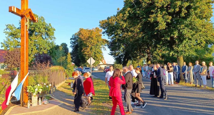 W Kijewicach poświęcono nowy przydrożny krzyż (zdjęcia)