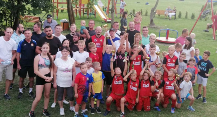 Trawiaste boisko w Trzemżalu połączyło pokolenia