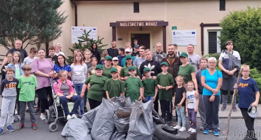 Harcerze sprzątali las. Zebrali 10 pełnych worków śmieci (zdjęcia)