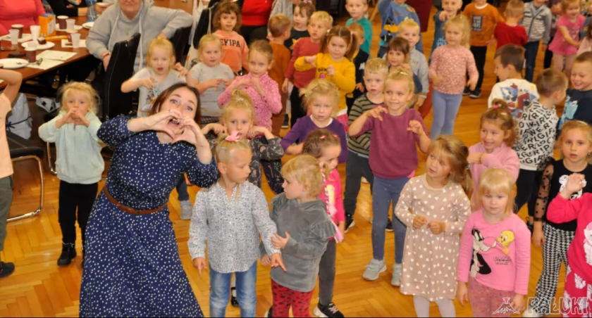 Międzynarodowy Dzień Osób Starszych - seniorzy czytali dzieciom (wideo + zdjęcia)