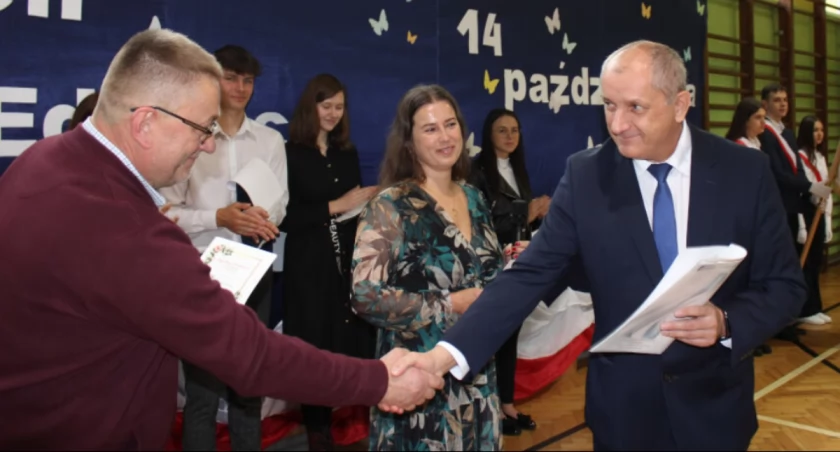 18 nauczycieli i pracowników obsługi z nagrodami dyrektorki szkoły