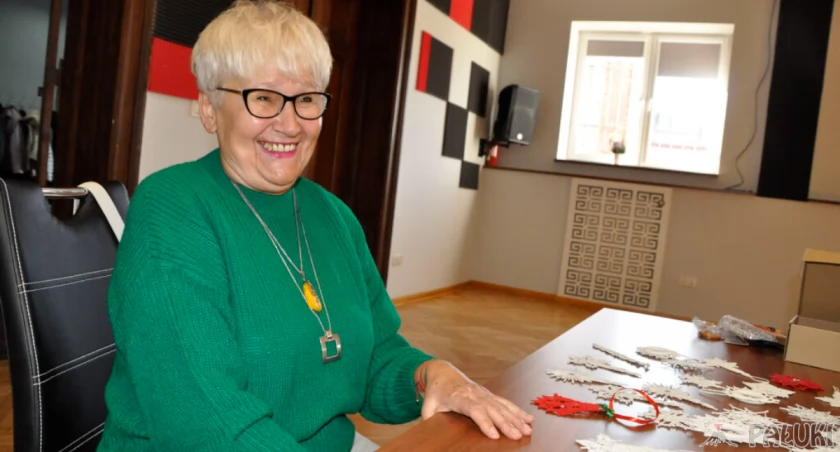 Seniorzy pod okiem Eugenii Nowaczyk dziergali serwetki (wideo + zdjęcia)
