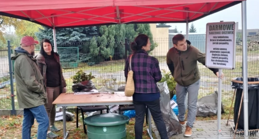 Rozdano 600 sadzonek drzewek i krzewów