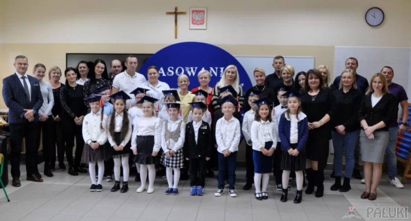 15 pasowanych pierwszaków w wójcińskiej podstawówce (wideo + zdjęcia)