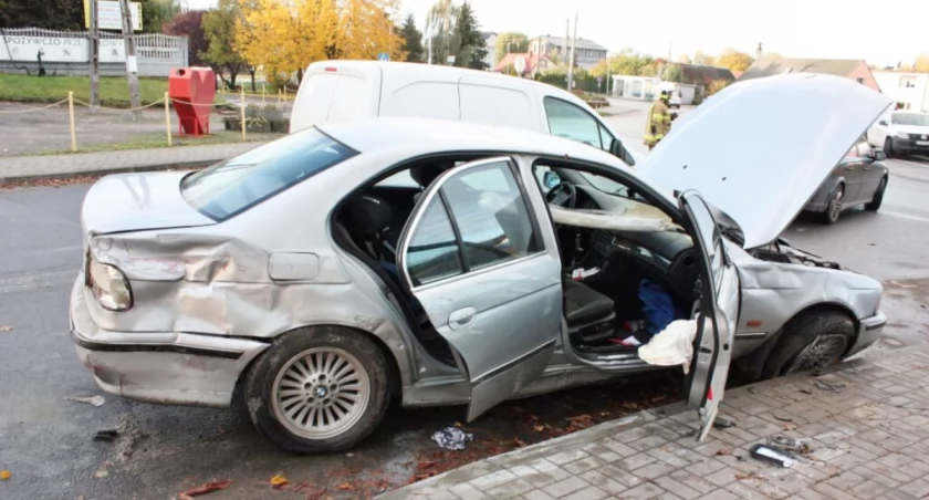 Kierowca vw po zderzeniu z bmw ściął krzyż