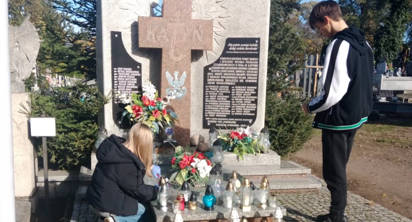 Uczniowie odwiedzili groby na mogileńskim cmentarzu 