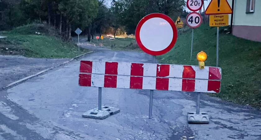 Zapadlisko w drodze powiatowej. Utrudniony dojazd do cmentarza w Palędziu Kościelnym