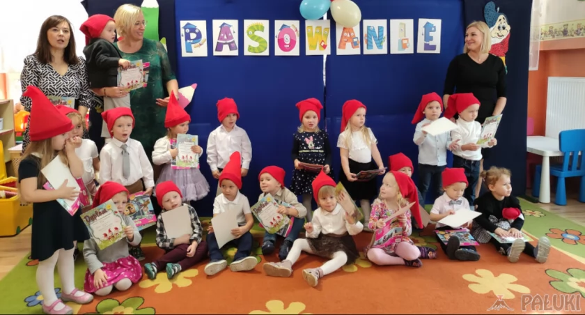 Przedszkole nr 2 w Mogilnie - pasowanie 25 krasnali (wideo + zdjęcia)