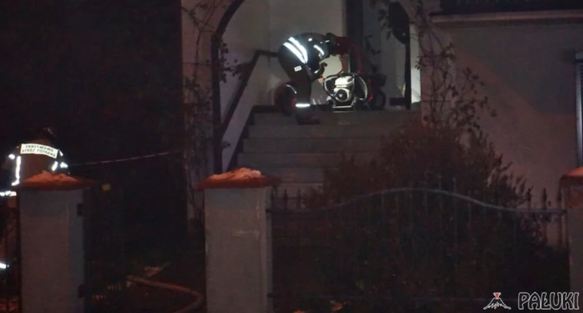 Dym wydostawał się z poddasza domu przy ulicy Leszka Białego